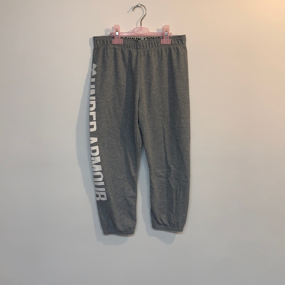 Women’s under armor sweat capris size S small paint spot on back of leg